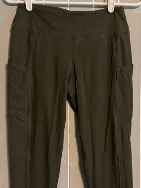 Rae Mode Women's Capri Leggings With Pockets Olive Green Size Large New NIP